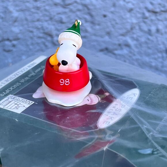 Snoopy Winter Fun Christmas Ornament 98 Peanuts Xmas Keepsake - Picture 2 of 9